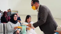 Maknai Dua Tahun Transformasi Bandara Syamsudin Noor, Tanam Ulin hingga Bagikan Masker ke Penumpang