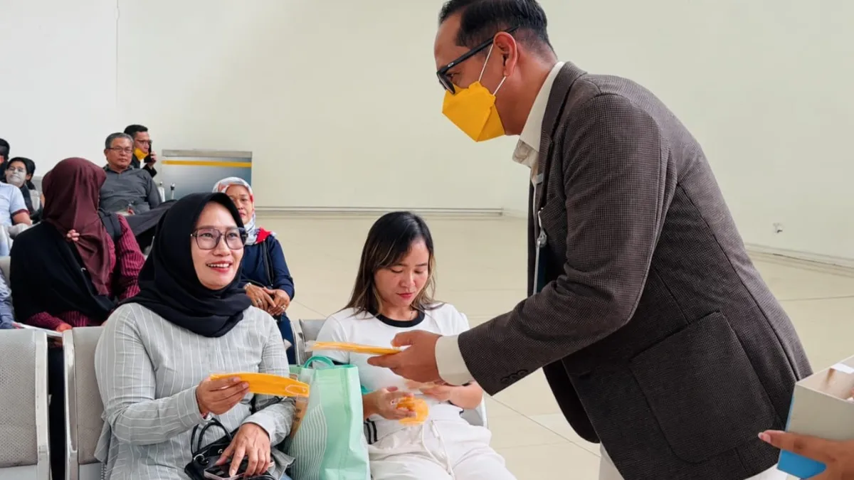 Maknai Dua Tahun Transformasi Bandara Syamsudin Noor, Tanam Ulin hingga Bagikan Masker ke Penumpang