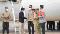 Keluar Pesawat Langsung Pakai Masker, Wapres Gibran Kunjungi Sekolah Kalteng di Tengah Kabut Asap