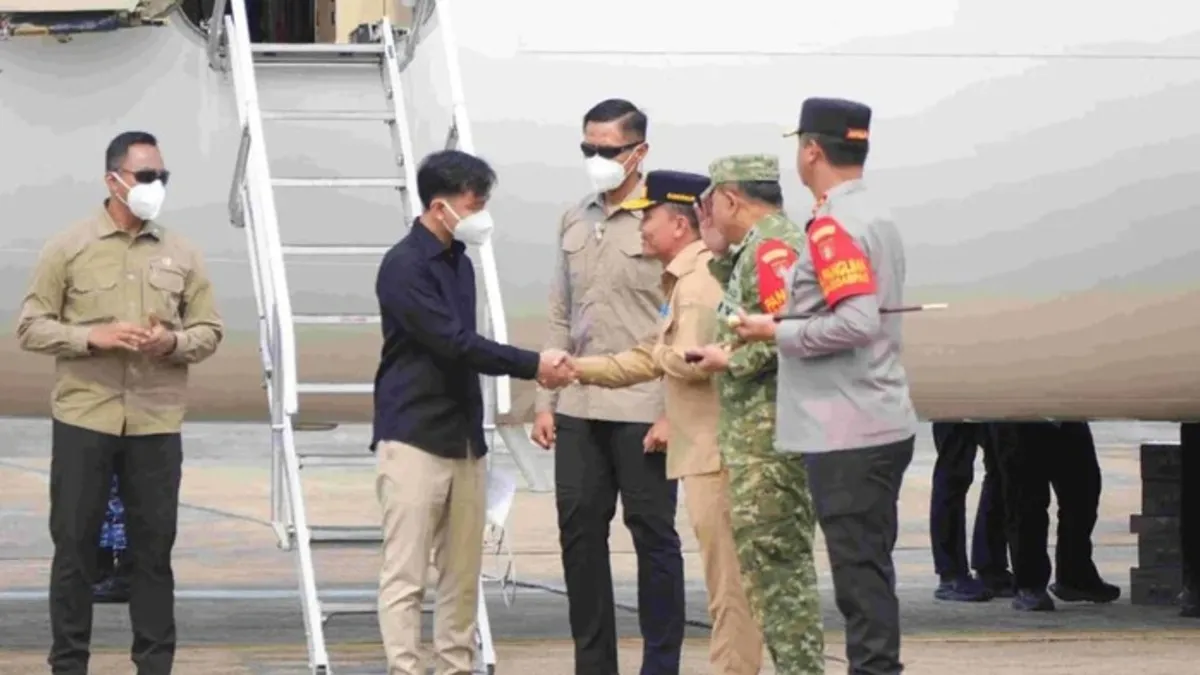 Keluar Pesawat Langsung Pakai Masker, Wapres Gibran Kunjungi Sekolah Kalteng di Tengah Kabut Asap