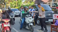 Pembagian 100 Nasi Bungkus di Program Jumat Berkah Polsek Banjarbaru Utara