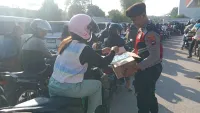 Polisi Bagikan Air Mineral kepada Warga yang Antre BBM di Sejumlah SPBU Tabalong