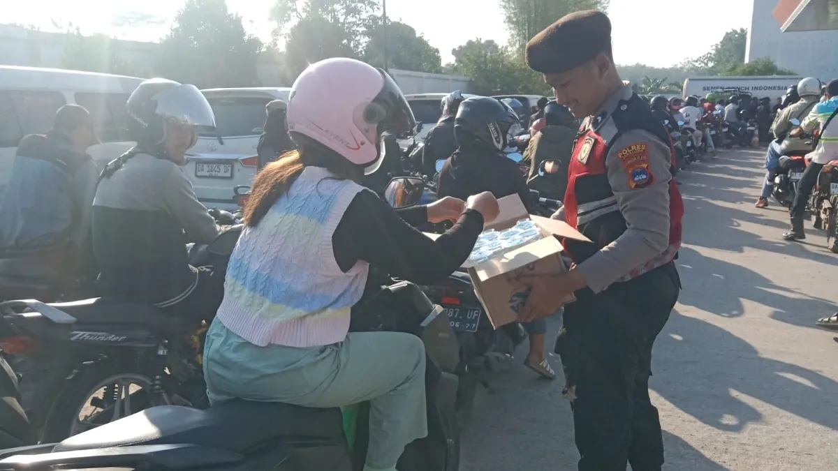 Polisi Bagikan Air Mineral kepada Warga yang Antre BBM di Sejumlah SPBU Tabalong
