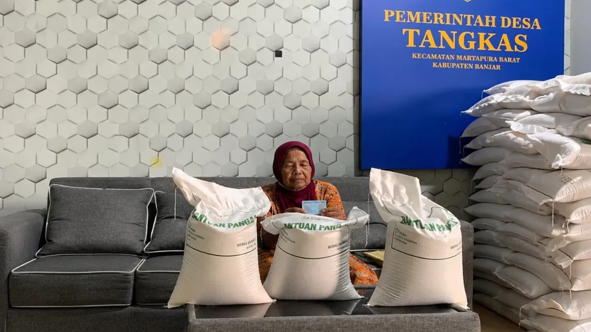 477 Sak Beras Disalurkan ke 159 Keluarga Desa Tangkas Banjar, Masing-masing Terima 30 Kilogram