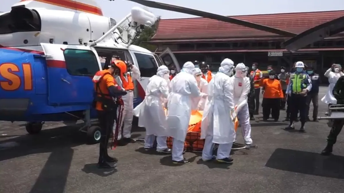 Heli Evakuasi Empat Jenazah Korban Kapal Virgo ke Lanud Sjamsudin Noor, Pencarian 24 Jam