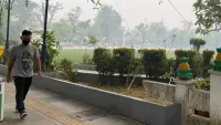 Kabut Asap Pekat Selimuti Barabai HST, Warga Tetap Olahraga Pagi Pakai Masker