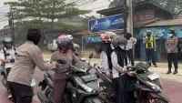 Kabut Asap Kembali Pekat, Polres Tabalong Bagikan Masker Gratis kepada Pengendara