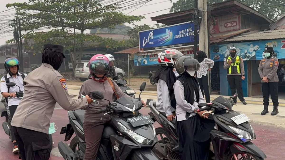 Kabut Asap Kembali Pekat, Polres Tabalong Bagikan Masker Gratis kepada Pengendara