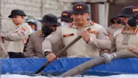 Kapolres Tanah Bumbu Ikuti Sistem Percontohan Penyiraman dan Penyuntikan dalam Penanganan Karhutla di Lahan Gambut