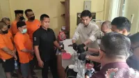 Enam Tersangka Pengedar Saksikan Pemusnahan 239 Gram Sabu Mereka di Polres Banjarbaru