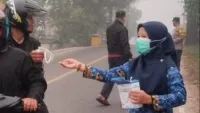 Kabut Asap Pekat, Kecamatan Kelua Bagikan 3.000 Masker kepada Warga