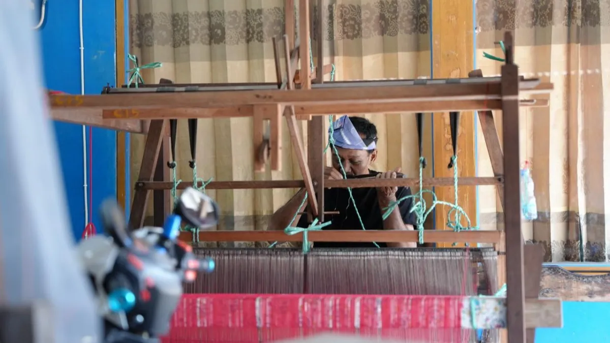 Produksi Tenun Pagatan Meningkat, Program Dukungan Bupati Andi Rudi Latif
