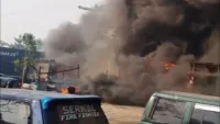 Api Berkobar dekat Sejumlah Truk Kontiner di Lingkar Selatan Dekat Pelabuhan Trisakti Banjarmasin