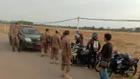 Personel Satpol PP-Damkar Tanah Laut Minta Pemuda Matikan Puntung Rokok Saat Patroli Karhutla