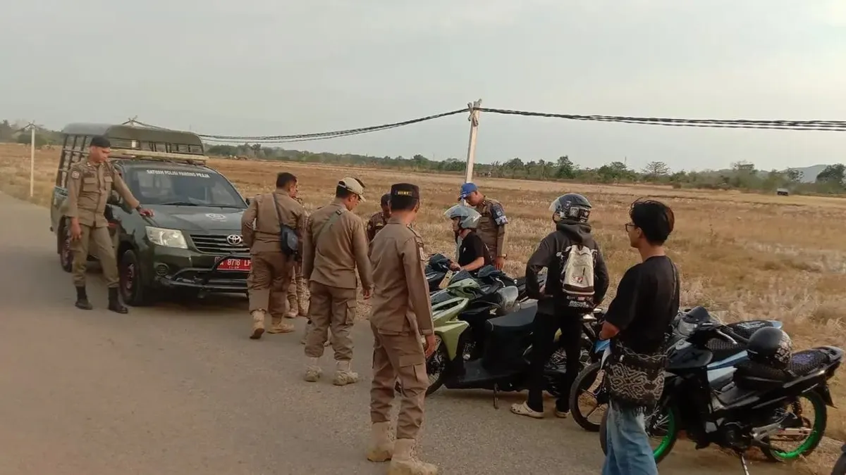 Personel Satpol PP-Damkar Tanah Laut Minta Pemuda Matikan Puntung Rokok Saat Patroli Karhutla