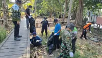 Aparat Desa Aluh-Aluh Besar Banjar dan Puskesmas Berburu Sarang Nyamuk di Sekolah dan Masjid