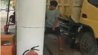 Truk Isi BBM di SPBU Gambah HST Sambil Bawa Jeriken
