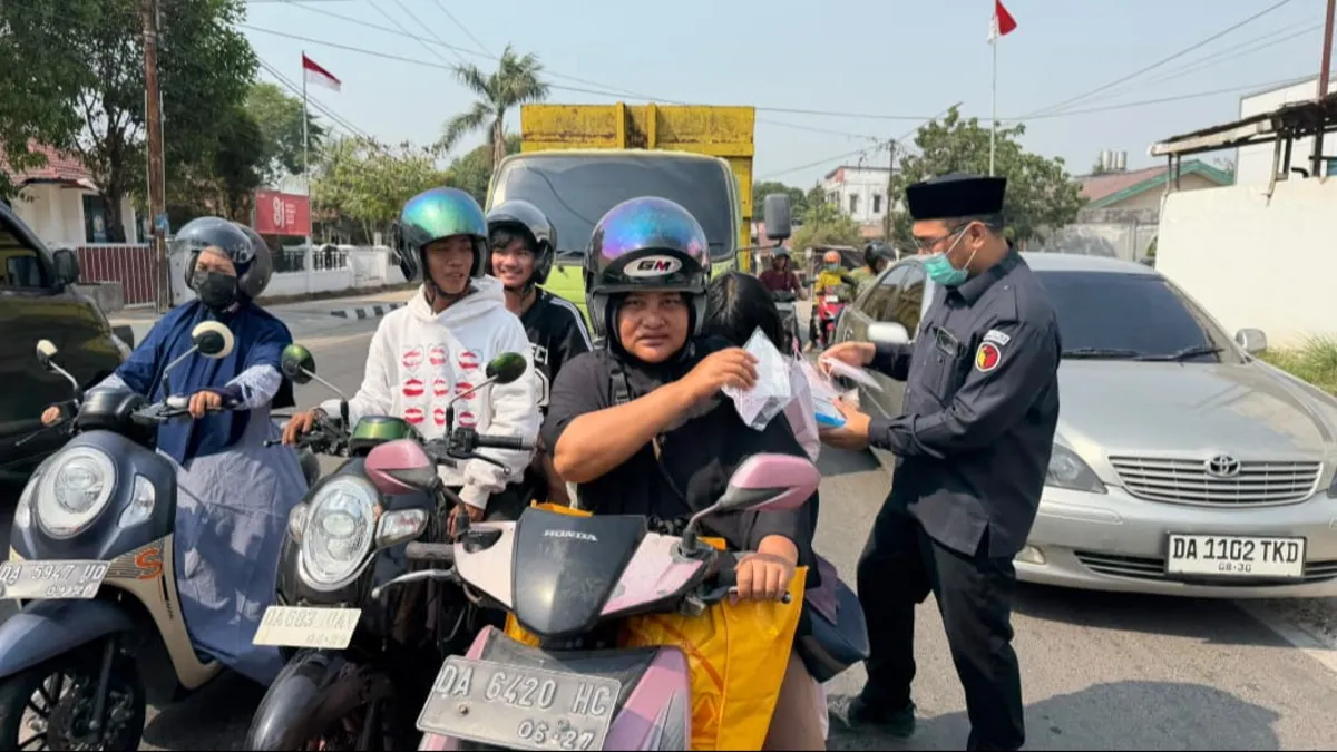 Kabut Asap Masih Menyelimuti Tabalong, Bawaslu Bagikan Masker Usai Apel Pagi