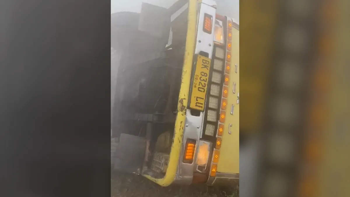 Kabut Asap Tebal, Truk Terbalik di Jalan Trikora Banjarbaru