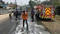 Ceceran Oli Bikin Jalan Desa Kapar HST Licin, Petugas Langsung Turun Membersihkan
