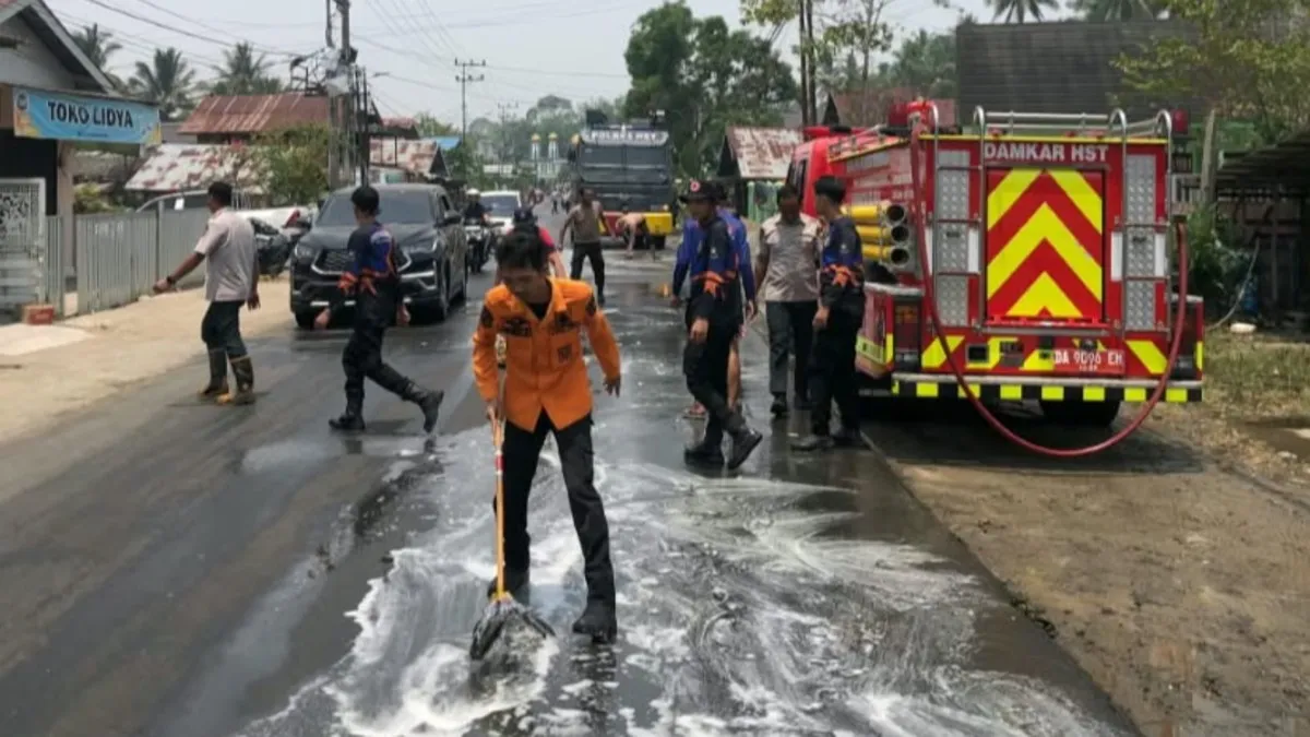 Ceceran Oli Bikin Jalan Desa Kapar HST Licin, Petugas Langsung Turun Membersihkan