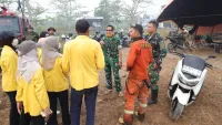 Mapala Banjarmasin dan TNI Bersama Lakukan Pembasahan Karhutla di Sungai Tabuk