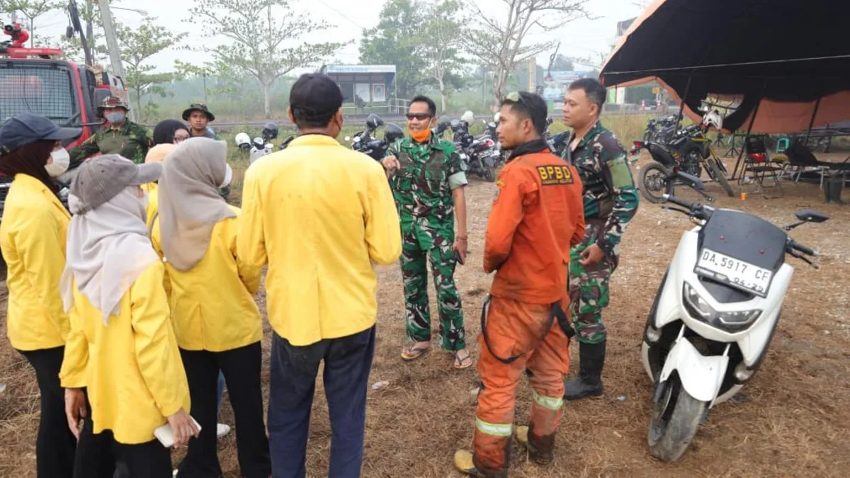 Mapala Banjarmasin dan TNI Bersama Lakukan Pembasahan Karhutla di Sungai Tabuk