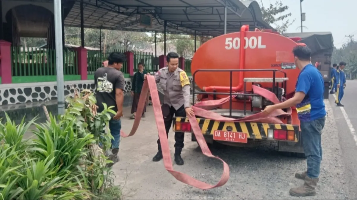 Gandeng PT Jhonlin Baratama, Polsek Haruai Salurkan 15 Ribu Liter Air Bersih di Tabalong