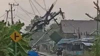Tiang Listrik Roboh di Pingaran Kabupaten Banjar Saat Hujan Deras Disertai Angin Kencang