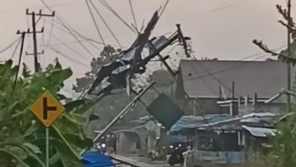 Tiang Listrik Roboh di Pingaran Kabupaten Banjar Saat Hujan Deras Disertai Angin Kencang