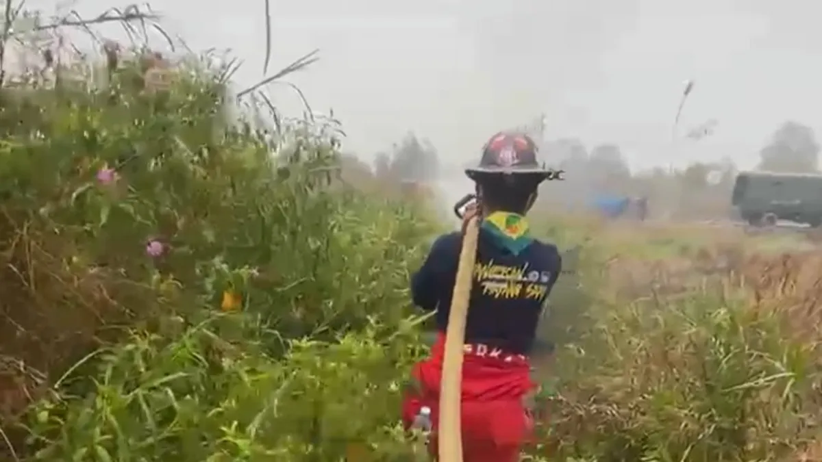 13 Mahasiswa UNISKA Turun Langsung Bantu Padamkan Karhutla di Area RSJ Sambang Lihum Kabupaten Banjar