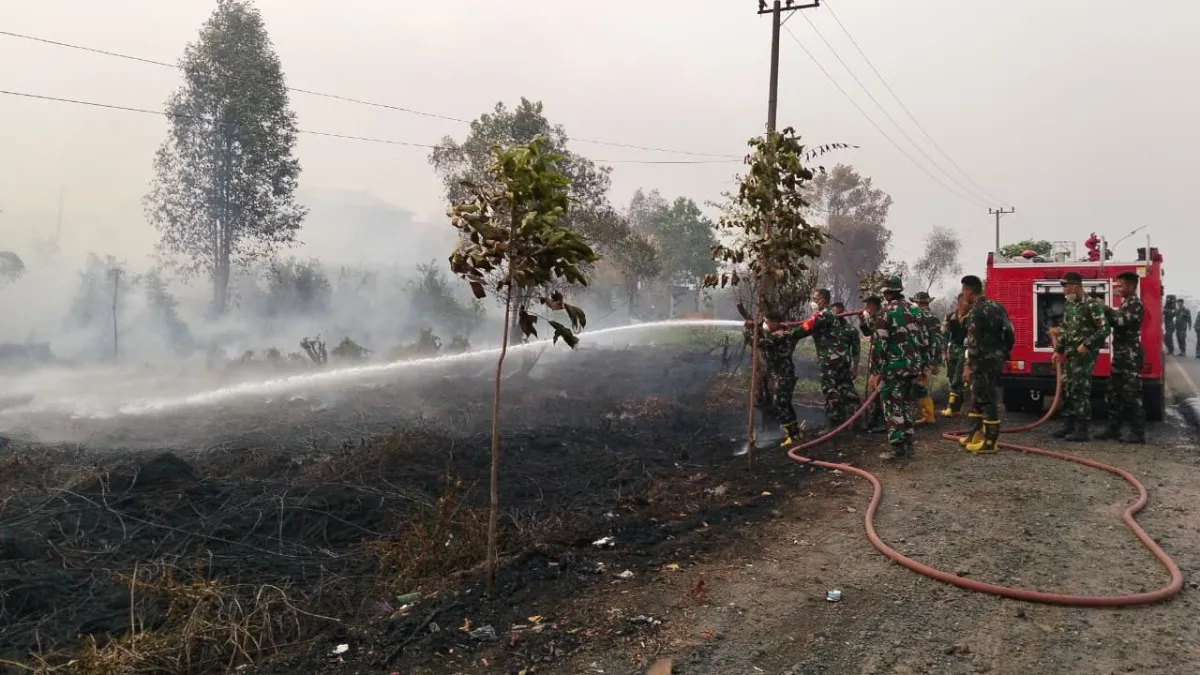 TNI Kerahkan 43 Personel Perkuat Pembasahan Karhutla di Sambang Lihum
