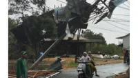 Hujan Deras Disertai Angin Sebabkan Tiang Listrik Roboh di Desa Pingaran Banjar