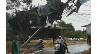 Hujan Deras Disertai Angin Sebabkan Tiang Listrik Roboh di Desa Pingaran Banjar