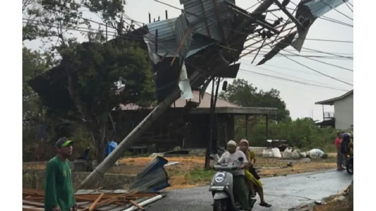 Hujan Deras Disertai Angin Sebabkan Tiang Listrik Roboh di Desa Pingaran Banjar