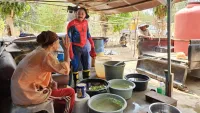 Jadi Spiderman Saat Bagi Air di Palam Banjarbaru, Kepala Dinas DPKP Kalsel Hibur Warga