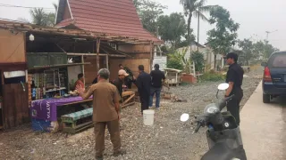 13 Pemilik Warung di Jalan Syekh Arsyad Al Banjari Banjar Bongkar Tempat Berjualan