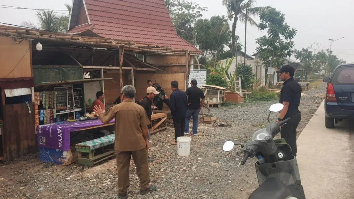 13 Pemilik Warung di Jalan Syekh Arsyad Al Banjari Banjar Bongkar Tempat Berjualan