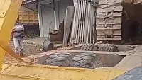 Tronton Pengangkut Alat Berat Tabrak Rumah Warga di Simpang Empat Pengaron Kabupaten Banjar
