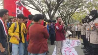 BEM se-Kalsel Beraksi di Kantor Gubernur, Minta Muhidin Tangani Karhutla dan Air Bersih