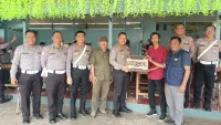 Lindungi Jurnalis Lapangan dari Risiko Kecelakaan, Polres Tanah Laut Bagikan Helm Gratis