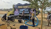 Truk Tandon Polres Tanah Laut Pasok Air Bersih untuk Santri Ponpes Sirajul Huda