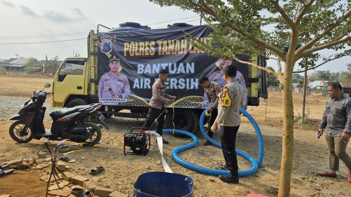 Truk Tandon Polres Tanah Laut Pasok Air Bersih untuk Santri Ponpes Sirajul Huda