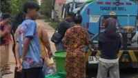 Warga Banjarmasin Jejer Galon, PAM Bandarmasih Bagi 64 Tandon ke Wilayah Terdampak Air Asin