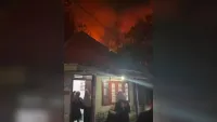 Tengah Malam Lansia Diungsikan Saat Kebakaran di Samping Hotel Aria Barito Banjarmasin