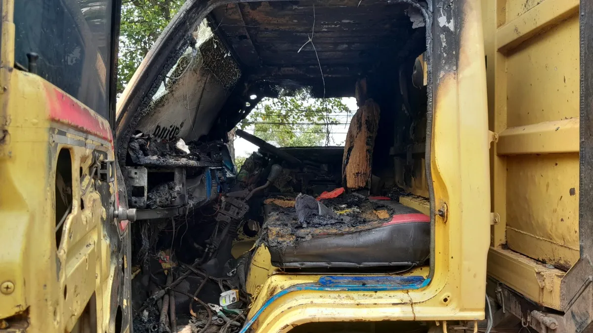 Truk Bermuatan Batu Fondasi Terbakar di Sungai Ulin Banjarbaru