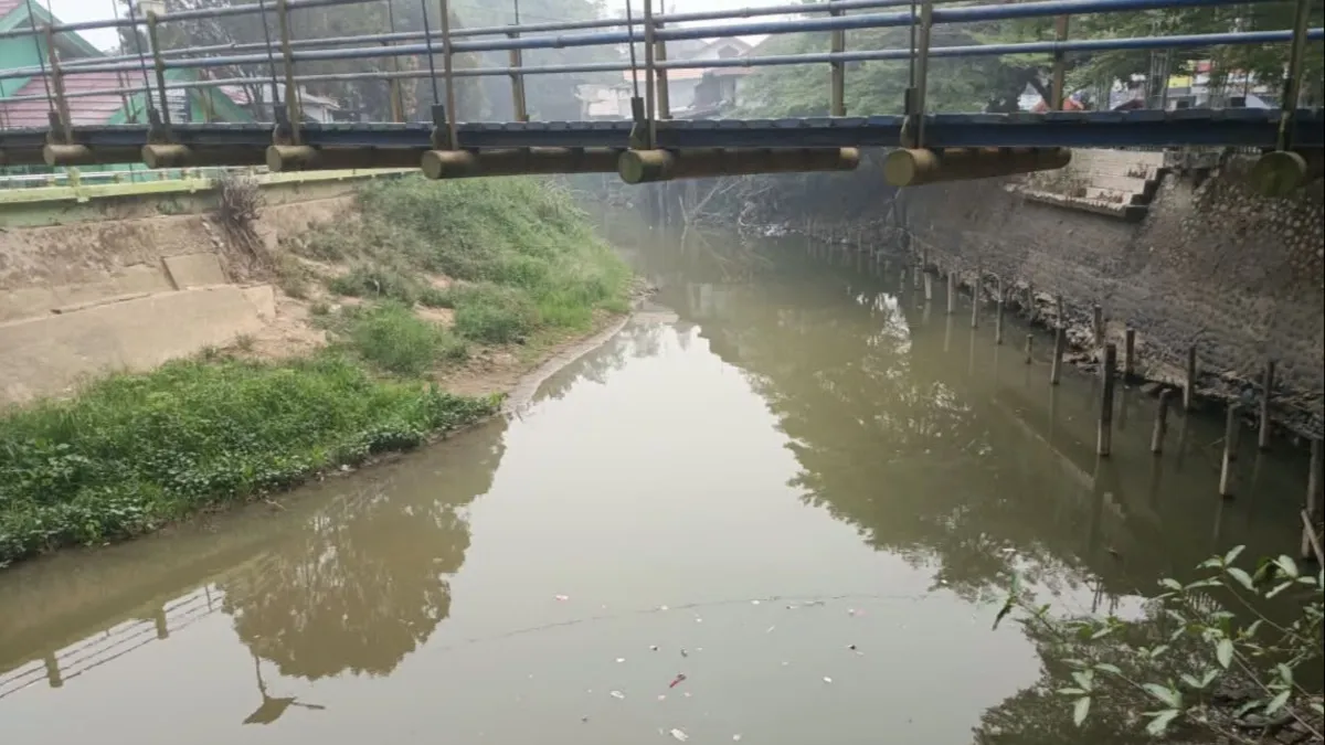 Sampah Rumah Tangga Berserakan di Sungai Barabai HST