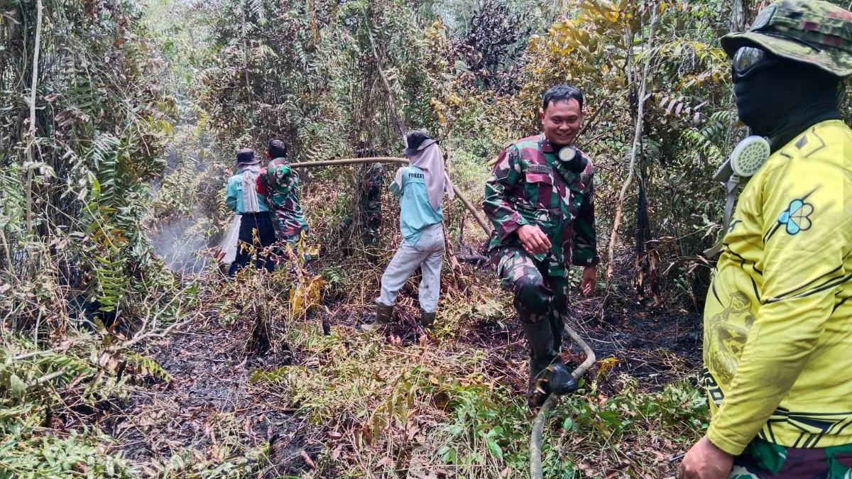 Mahasiswi ULM Turun Langsung Berjibaku Padamkan Karhutla di Gambut Kabupaten Banjar