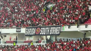 Spanduk Suporter Kalsel Terbentang di SUGBK Sambut Timnas Indonesia Juara FIFA ASEAN Cup 2026