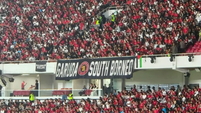 Spanduk Suporter Kalsel Terbentang di SUGBK Sambut Timnas Indonesia Juara FIFA ASEAN Cup 2026